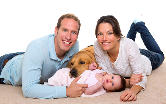 Perro y bebé madre y padre familia feliz 
