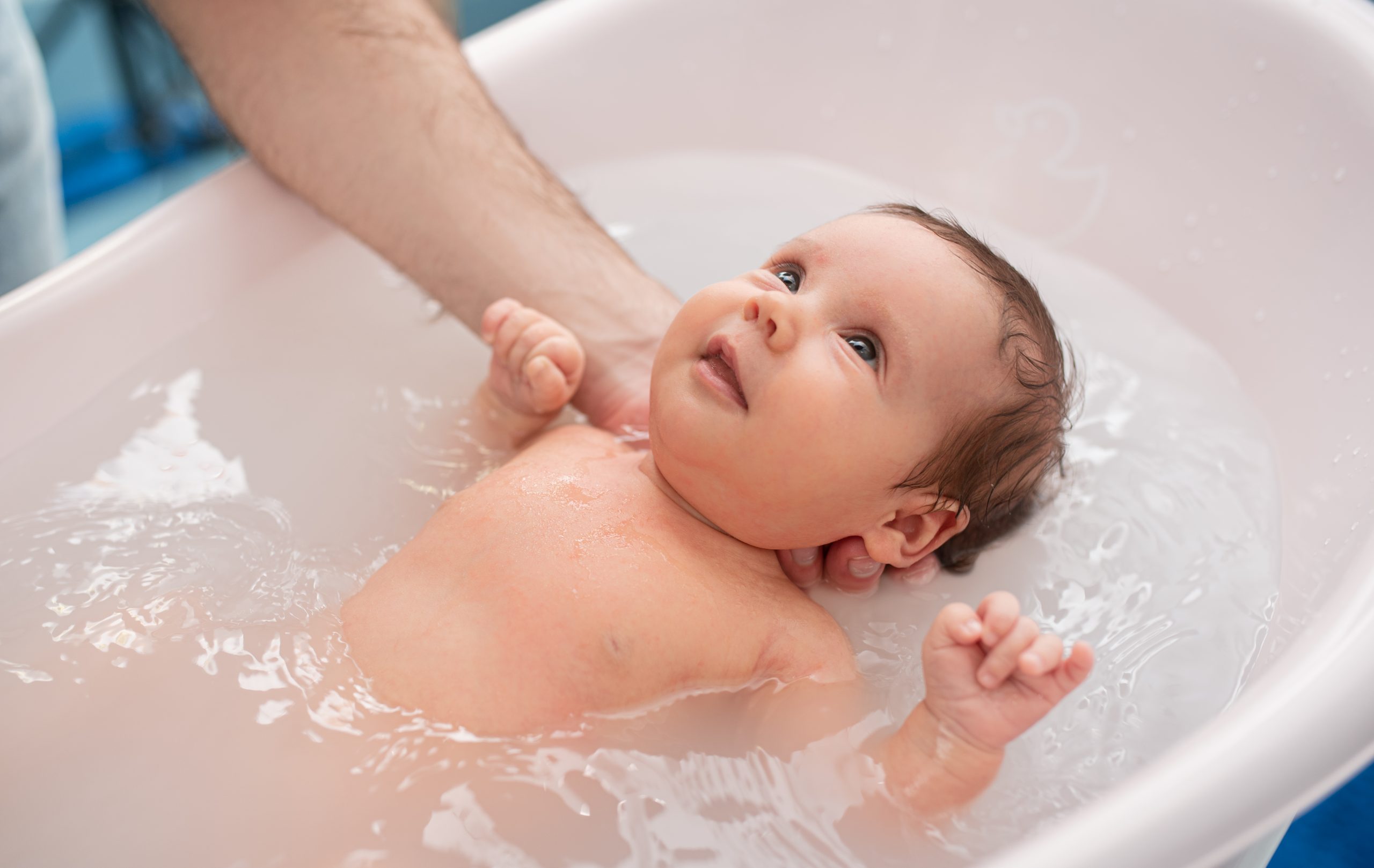 Cómo lavar con una esponja a tu bebé