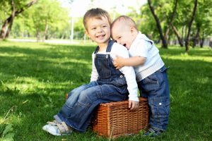 Hermanos bebés en el parque