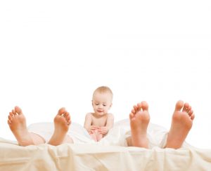 Padres con su bebé en la cama