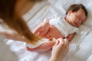 Consejos para el cambio del pañal para padres priimerizos