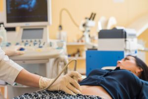 Durante el primer trimestre de embarazo hay que hacer los controles médicos que correspondan en las fechas correctas.