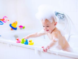 Planes con niños: juegos en la bañera