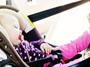 bebé dormido en la silla del coche