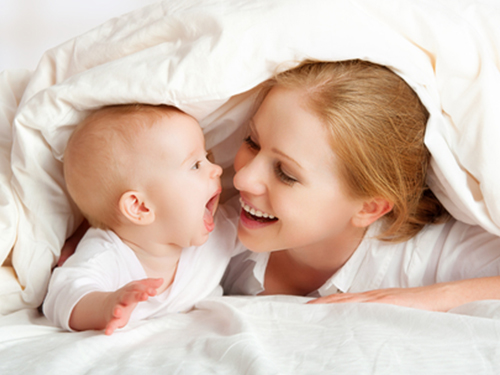 Mamá y bebé jugando