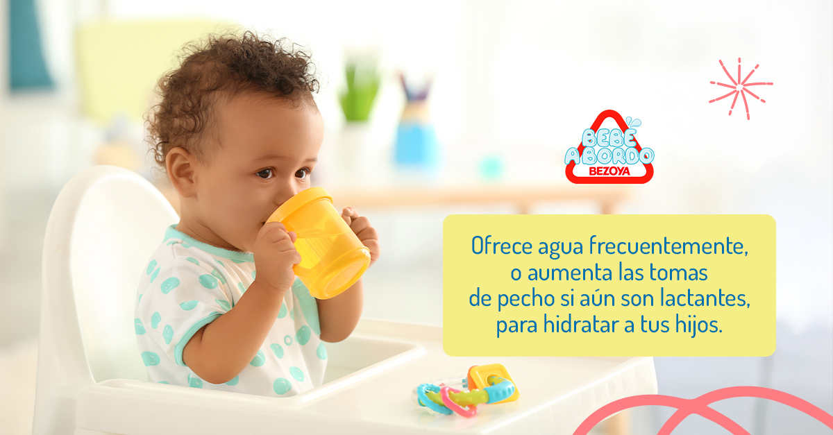 Ofrece agua frecuentemente, o aumenta las tomas de pecho si aún son lactantes, para hidratar a tus hijos.
