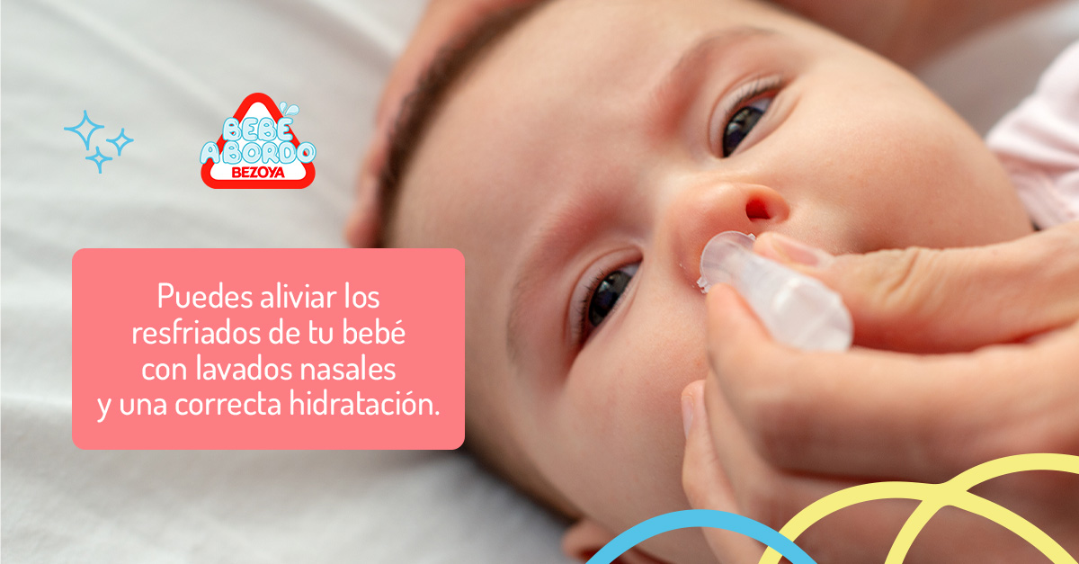 Puedes aliviar los resfriados de tu bebé con lavados nasales y una correcta hidratación. 