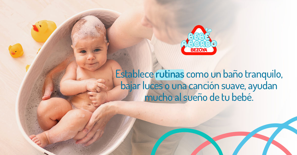 Establece rutinas como un baño tranquilo, bajar luces o una canción suave, ayudan mucho al sueño de tu bebé