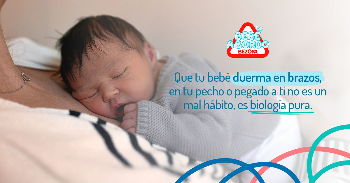 Que tu bebé duerma en brazos, en tu pecho o pegado a ti no es un mal hábito, es biología pura