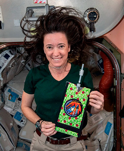 Astronauta Megan McArthur con bolsa de agua